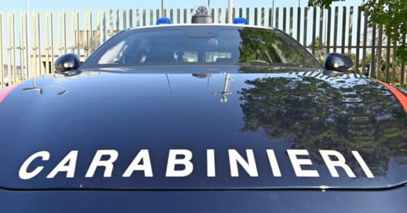Finta polizza via WhatsApp: automobilista scoperto a Tarvisio senza assicurazione, denunciati due truffatori