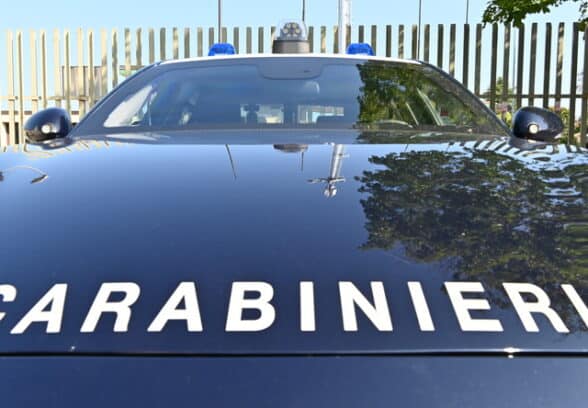 Finta polizza via WhatsApp: automobilista scoperto a Tarvisio senza assicurazione, denunciati due truffatori