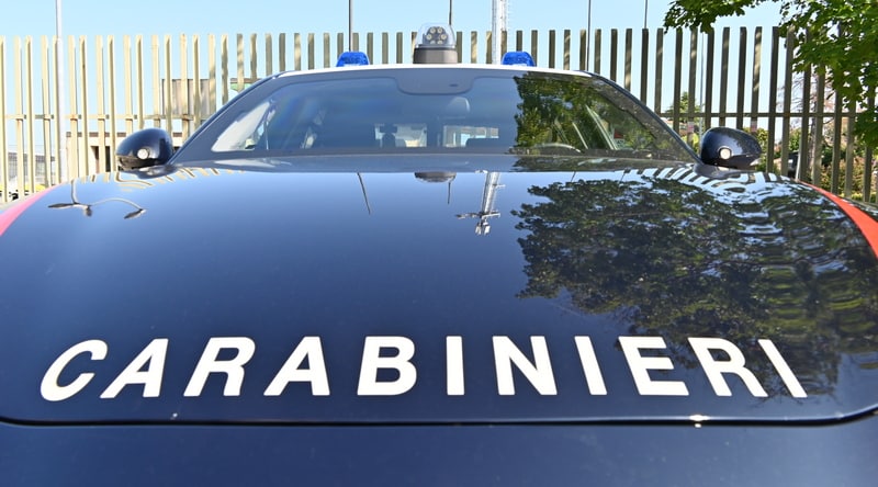 Finta polizza via WhatsApp: automobilista scoperto a Tarvisio senza assicurazione, denunciati due truffatori
