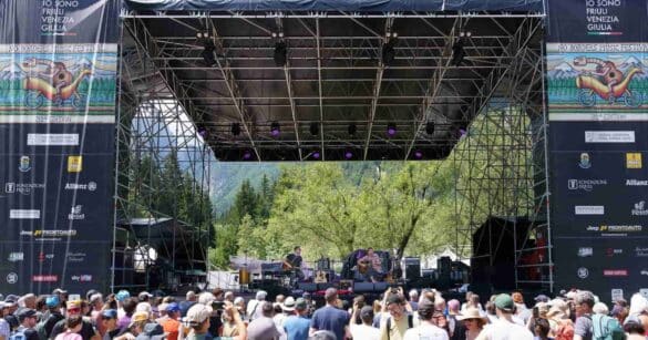 ​Il No Borders Music Festival 2026 si è aperto con Tom Smith ed Elvis Costello