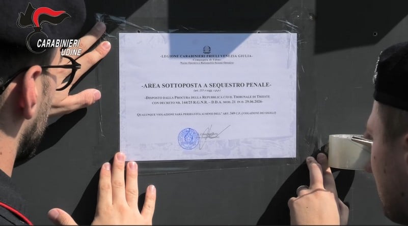 VIDEO – Droga h24 nell’ex fabbrica a Udine: smantellata banda, 19 arresti, incassi fino a 20mila euro al giorno