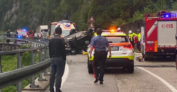 Scontro sul ponte di Muina, un’auto si ribalta: interviene l’elisoccorso