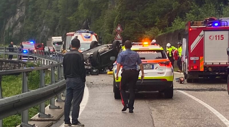 Scontro sul ponte di Muina, un’auto si ribalta: interviene l’elisoccorso