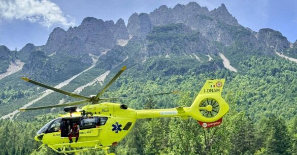 Cade sul sentiero panoramico a Forni di Sopra, escursionista soccorsa dall’elisoccorso
