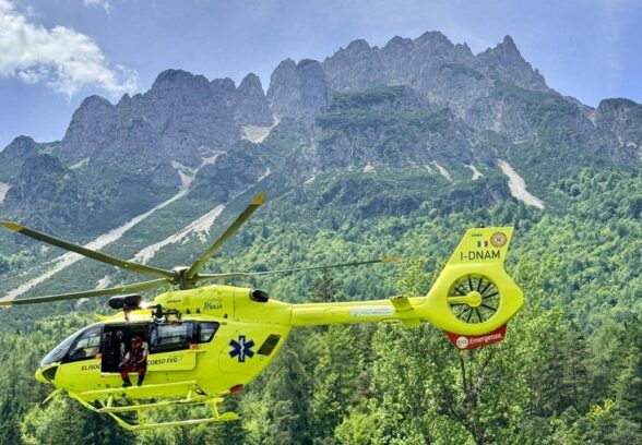 Cade sul sentiero panoramico a Forni di Sopra, escursionista soccorsa dall’elisoccorso