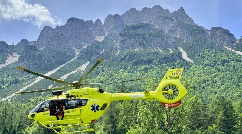 Cade sul sentiero panoramico a Forni di Sopra, escursionista soccorsa dall’elisoccorso