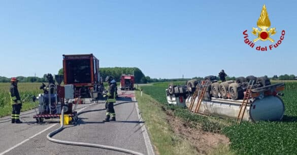 VIDEO – Cisterna si capovolge: Vigili del fuoco al lavoro per il travaso di 30mila litri di carburante