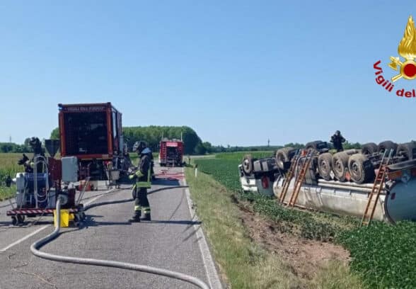 VIDEO – Cisterna si capovolge: Vigili del fuoco al lavoro per il travaso di 30mila litri di carburante