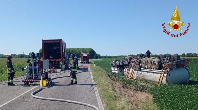 VIDEO – Cisterna si capovolge: Vigili del fuoco al lavoro per il travaso di 30mila litri di carburante