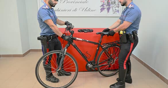Tenta il furto di uno scooter e poi scappa in bici: arrestato un diciottenne