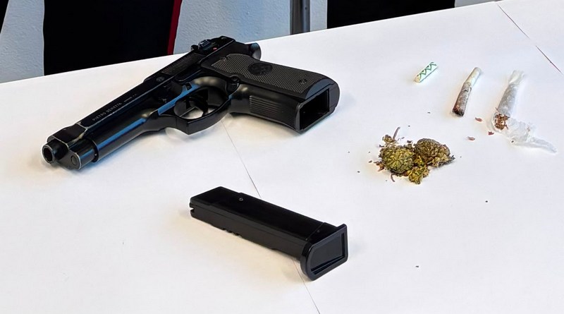 Movida e controlli a Lignano: denunciato un giovane con una finta pistola senza tappo rosso