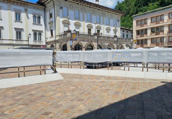 Tolmezzo, in piazza XX Settembre la mostra fotografica “Le stagioni del terremoto nella Conca Tolmezzina”