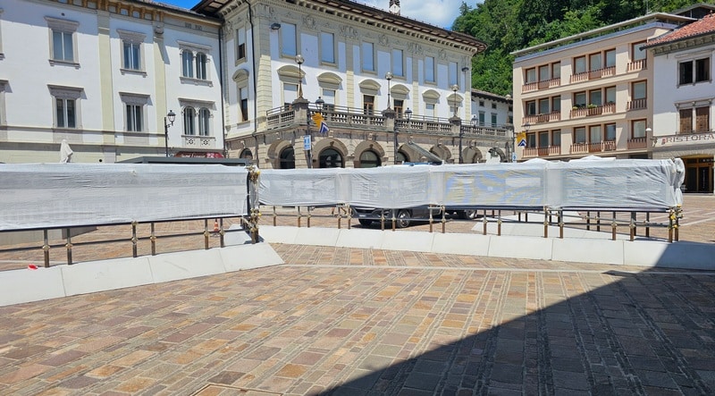 Tolmezzo, in piazza XX Settembre la mostra fotografica “Le stagioni del terremoto nella Conca Tolmezzina”