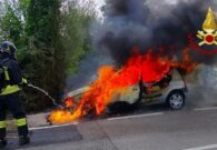 Auto prende fuoco, i Vigili del Fuoco evitano il propagarsi delle fiamme