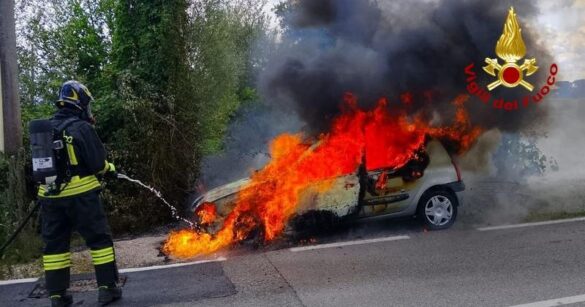Auto prende fuoco, i Vigili del Fuoco evitano il propagarsi delle fiamme