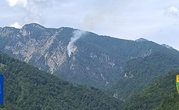 Incendi in FVG, in Carnia riprende il fronte di Cima del Forat: elicottero in azione