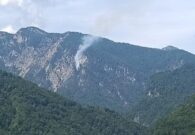 Incendi in FVG, in Carnia riprende il fronte di Cima del Forat: elicottero in azione