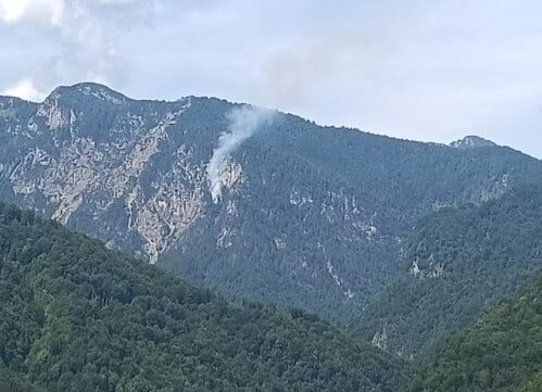 Incendi in FVG, in Carnia riprende il fronte di Cima del Forat: elicottero in azione