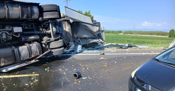 Autoarticolato si ribalta sulla A4: uscita obbligatoria a Villesse