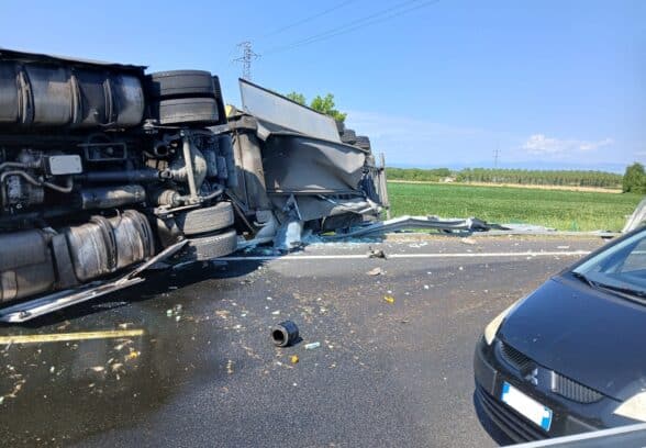 Autoarticolato si ribalta sulla A4: uscita obbligatoria a Villesse