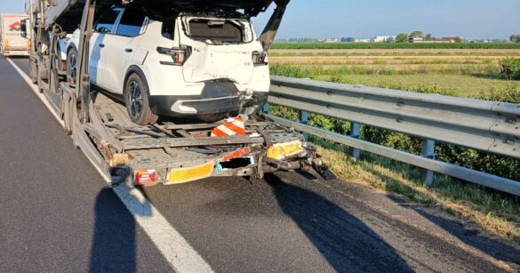 A4, autoarticolato tampona una bisarca: grave il conducente