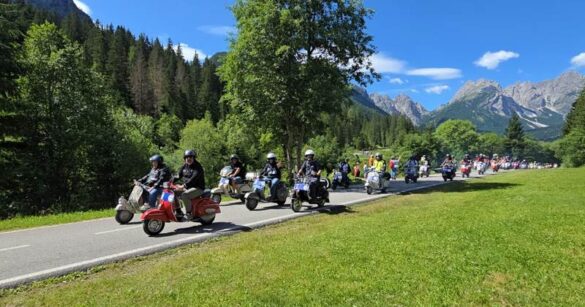 In 280 dall’Italia e dall’estero a Sappada per il raduno dei Vespisti Dolomitici
