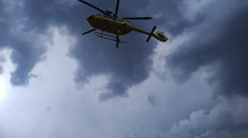 Parapendio chiuso dal vento, pilota bloccata su un faggio: recuperata illesa a Cavazzo Carnico