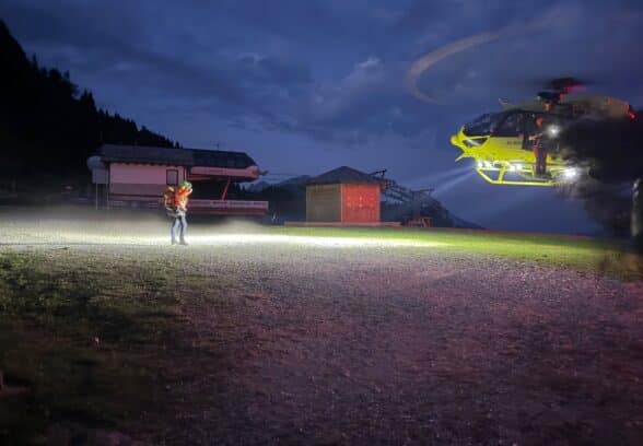 Si infortuna a Malga Varmost, escursionista recuperata con l’elisoccorso nella notte