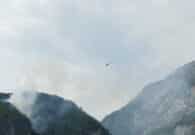 Nuovo incendio boschivo sul Monte Amariana, in azione l’elicottero antincendio