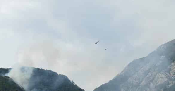 Nuovo incendio boschivo sul Monte Amariana, in azione l’elicottero antincendio