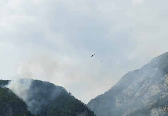 Nuovo incendio boschivo sul Monte Amariana, in azione l’elicottero antincendio