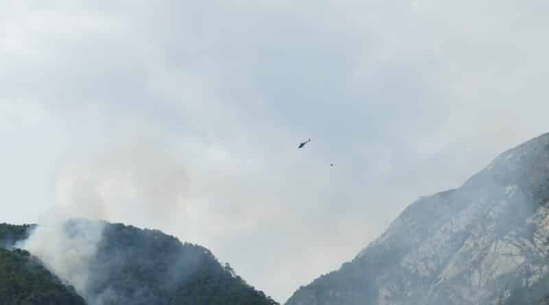 Nuovo incendio boschivo sul Monte Amariana, in azione l’elicottero antincendio