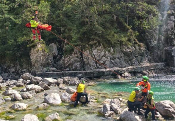 Tre interventi in poche ore per il Soccorso alpino: ferito un giovane sul Palar, malore sul Lussari