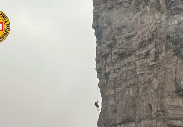 Campanile di Val Montanaia, alpinista resta sospeso nel vuoto