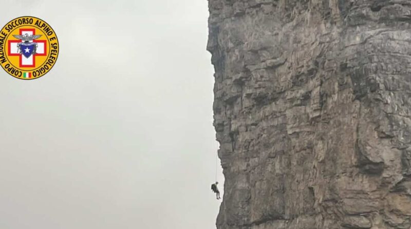 Campanile di Val Montanaia, alpinista resta sospeso nel vuoto