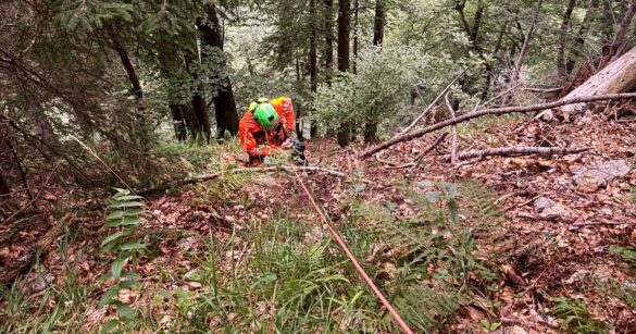 Perde il sentiero e scivola verso un salto di rocce: escursionista salvata a Piani di Luzza