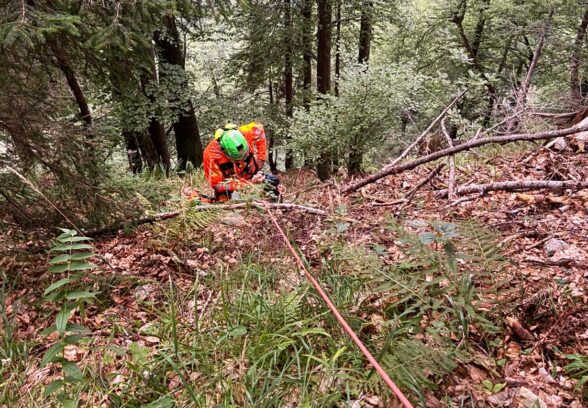 Perde il sentiero e scivola verso un salto di rocce: escursionista salvata a Piani di Luzza