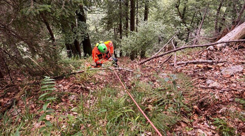 Perde il sentiero e scivola verso un salto di rocce: escursionista salvata a Piani di Luzza