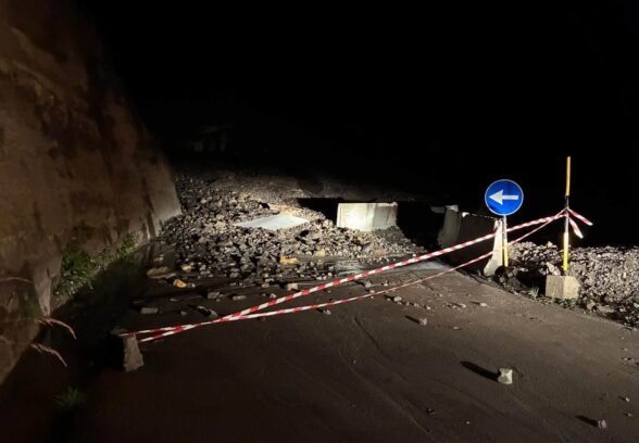 Colata detritica sulla SP 33 di Sauris, strada chiusa verso Casera Razzo