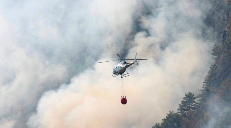 Amariana, incendio ancora attivo: due elicotteri in azione, Canadair atteso nel pomeriggio