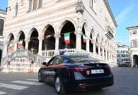Lancia bottiglie e danneggia le auto, poi aggredisce i carabinieri: arrestato a Udine