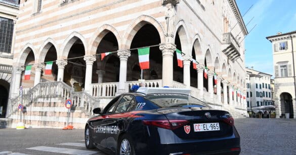 Lancia bottiglie e danneggia le auto, poi aggredisce i carabinieri: arrestato a Udine