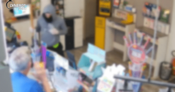 VIDEO – Rapina in tabaccheria con una mazza da baseball e furto in un alimentari: arrestato un 25enne