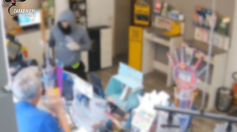 VIDEO – Rapina in tabaccheria con una mazza da baseball e furto in un alimentari: arrestato un 25enne