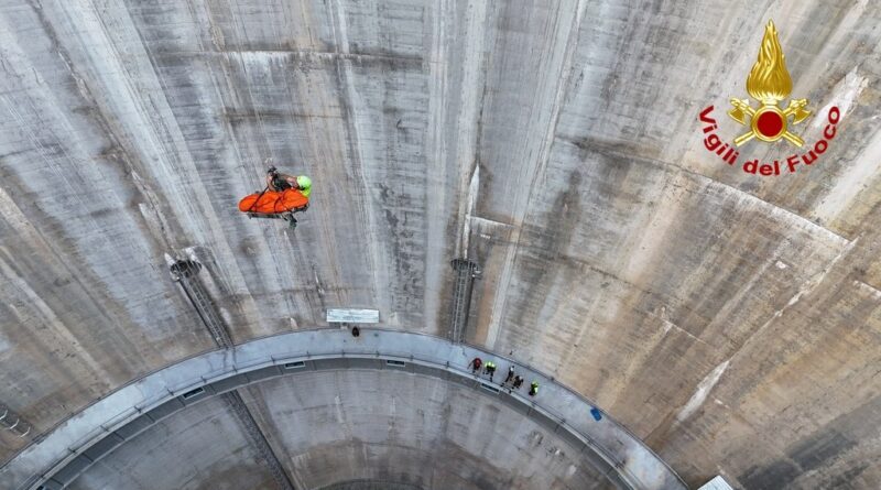 Soccorso nel vuoto per oltre 100 metri: spettacolare esercitazione dei Vigili del fuoco alla diga di Sauris