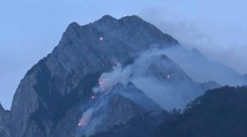 Incendi: sull’Amariana il fronte corre in quota; massima attenzione anche per il Palavierte
