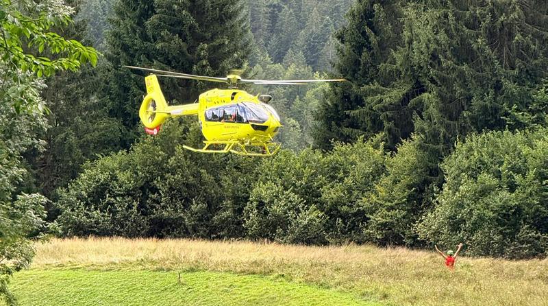 Forni di Sopra: trauma facciale per un uomo dopo essere stato sbalzato dal trattore