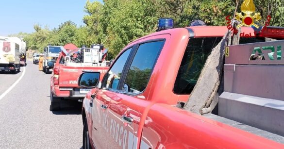 Incendi, ancora lavoro sulle montagne di Malborghetto-Valbruna: elicottero in azione sui punti caldi