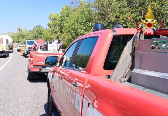 Incendi, ancora lavoro sulle montagne di Malborghetto-Valbruna: elicottero in azione sui punti caldi