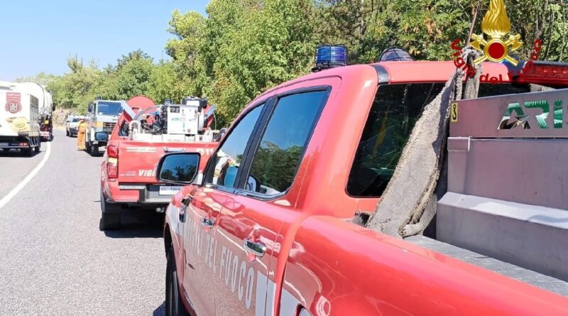 Incendi, ancora lavoro sulle montagne di Malborghetto-Valbruna: elicottero in azione sui punti caldi
